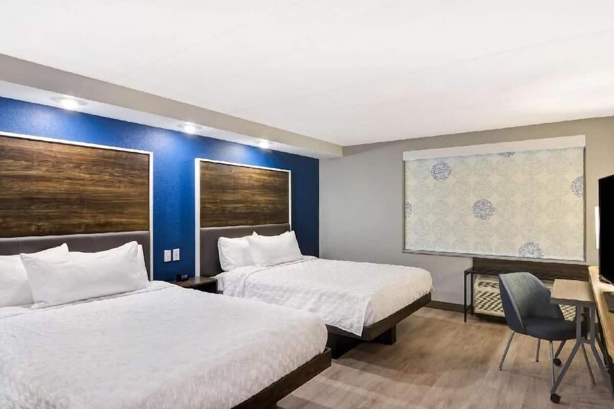 Ropa de cama de alta calidad y espacio para trabajar con laptop