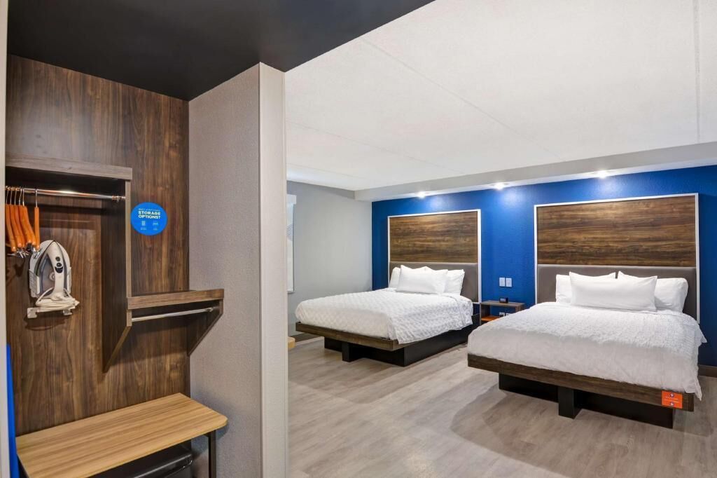 Ropa de cama de alta calidad y espacio para trabajar con laptop 