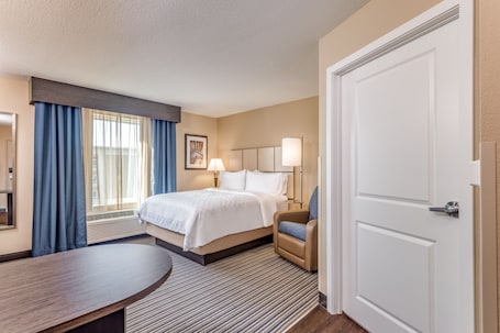 1 habitación, decoración personalizada, muebles diferentes y escritorio