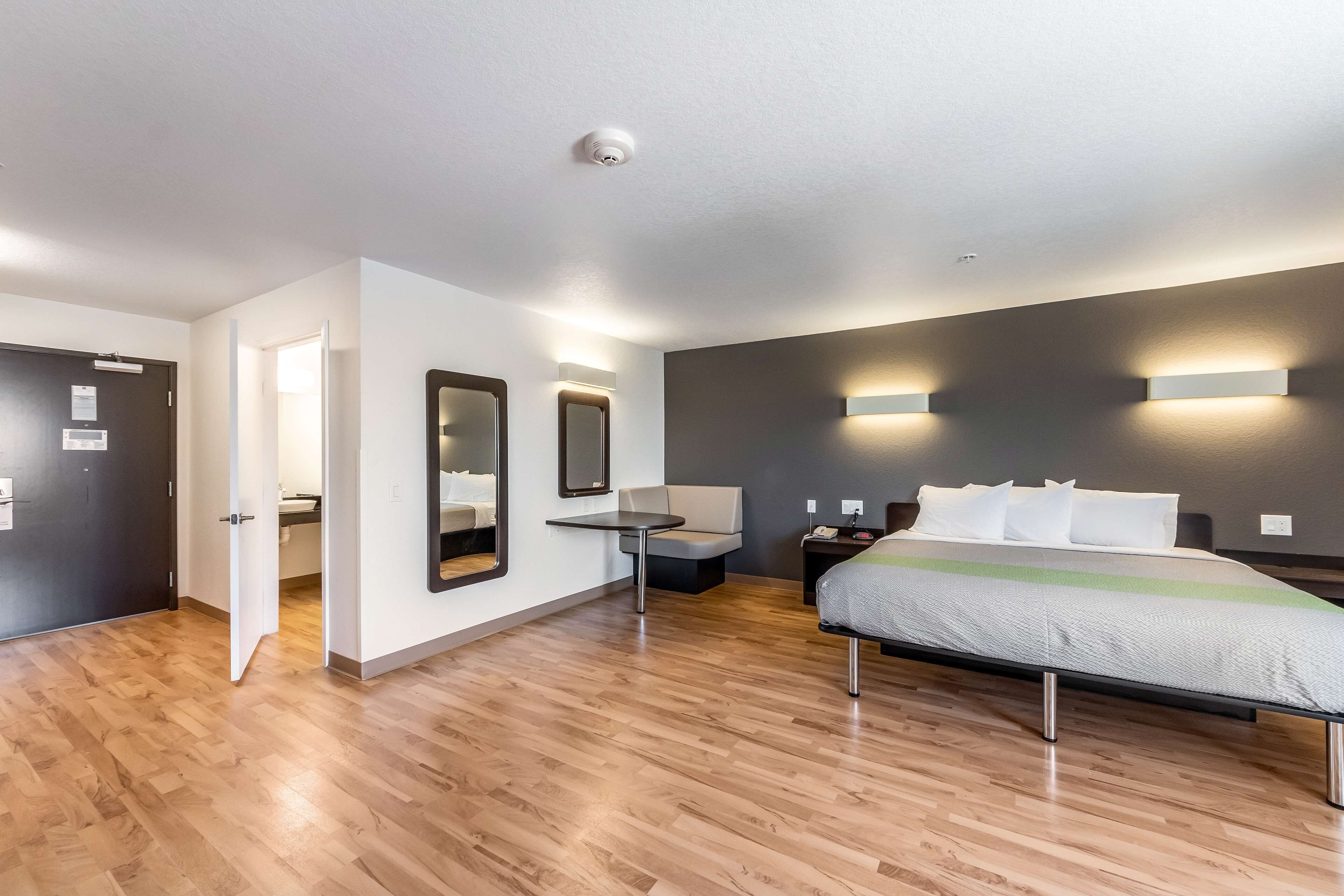 Bureau, rideaux occultants, fer et planche à repasser, Wi-Fi gratuit