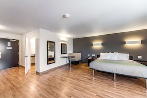 Escritorio, cortinas blackout y tabla de planchar con plancha 