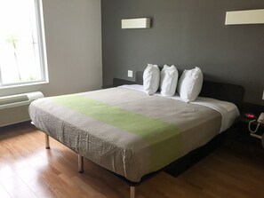 Skrivebord, blendingsgardiner, strykejern/-brett og wi-fi (inkludert)