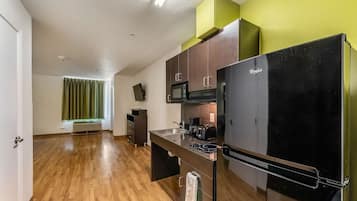 Una cocina moderna con un refrigerador negro, un microondas y una estufa.
