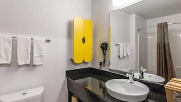 Ensemble douche/baignoire, sĂšche-cheveux, serviettes fournies