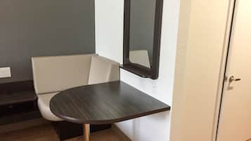 Escritorio, cortinas opacas, tabla de planchar con plancha y wifi gratis