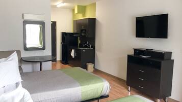 Escritorio, cortinas blackout y tabla de planchar con plancha