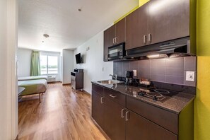 Kjøleskap, mikrobølgeovn, kokeplater og kaffetrakter/tekoker