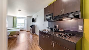 Full-size fridge, microwave, stovetop, coffee/tea maker