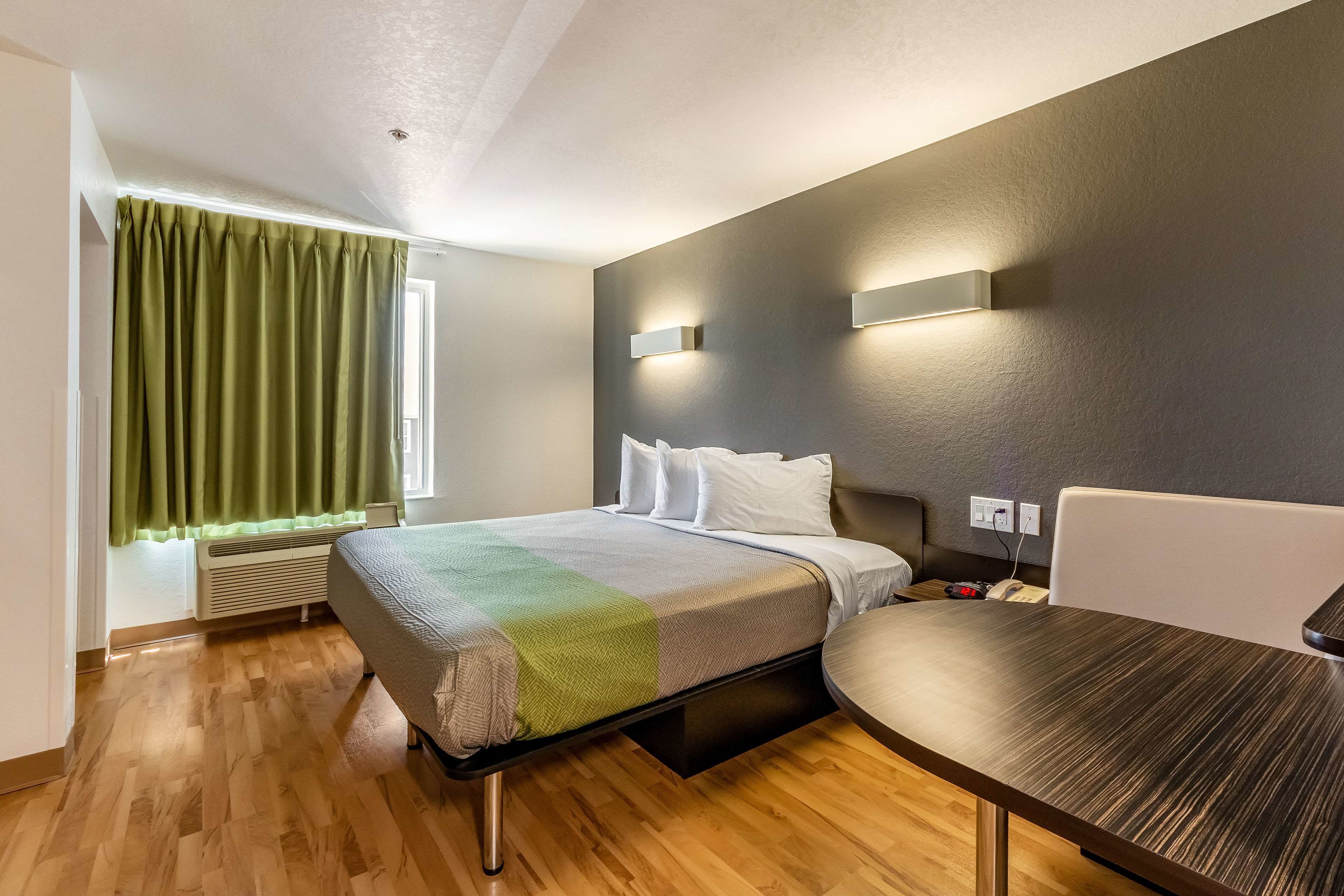 Skrivebord, mørklægningsgardiner, strygejern/strygebræt, gratis Wi-Fi