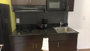 Refrigerador con congelador, microondas y parrilla de estufa