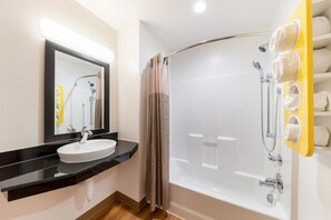 Combined shower/tub, free toiletries, towels
