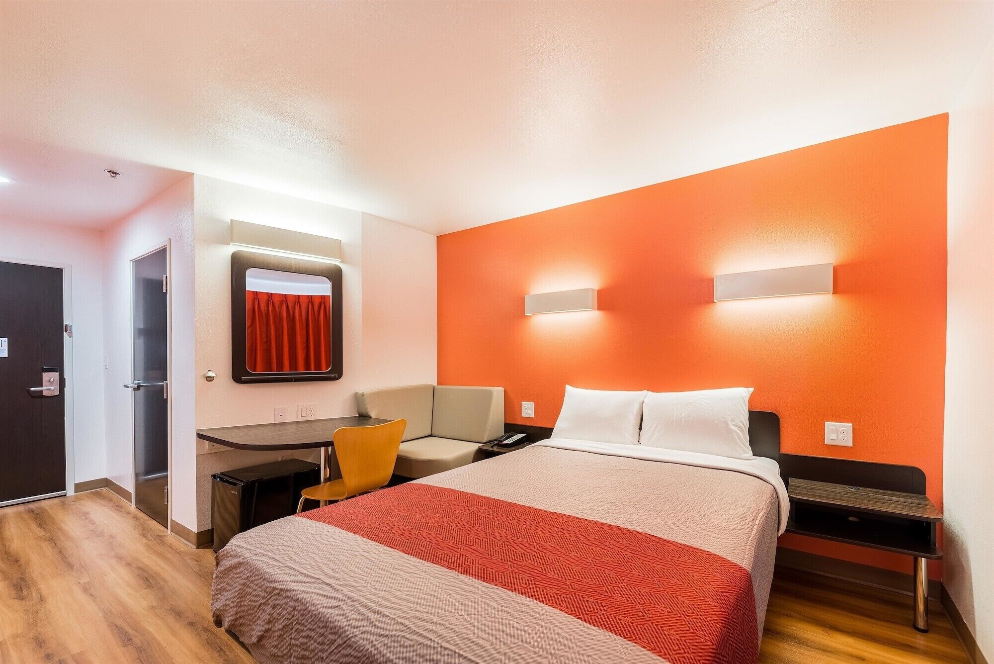 Een bureau, een strijkplank/strijkijzer, gratis wifi, beddengoed