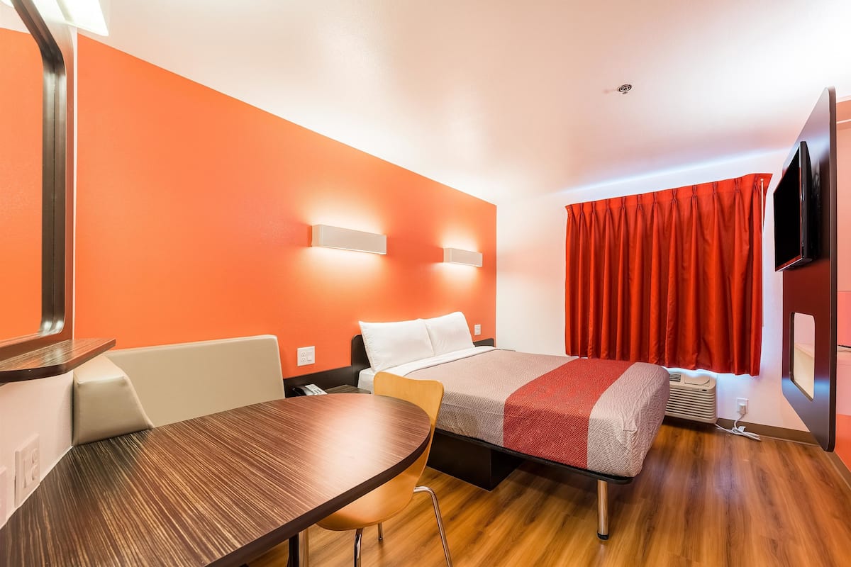 Desk, iron/ironing board, free WiFi, bed sheets