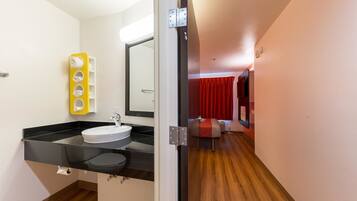 Kombinert dusj/badekar, toalettartikler (inkludert) og håndklær