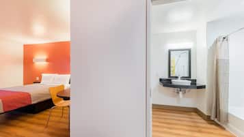 Combined shower/tub, free toiletries, towels