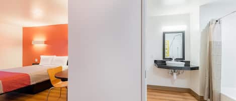 Combined shower/tub, free toiletries, towels