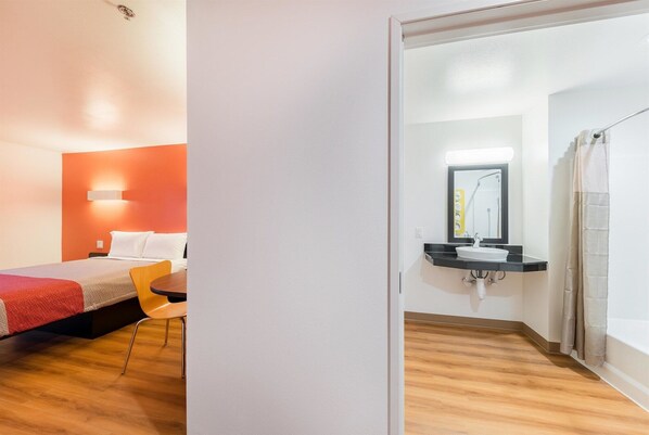 Combined shower/tub, free toiletries, towels