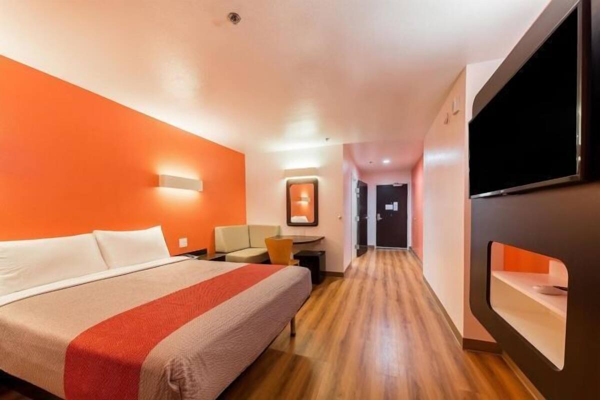 Desk, iron/ironing board (on request), WiFi (free), bed sheets