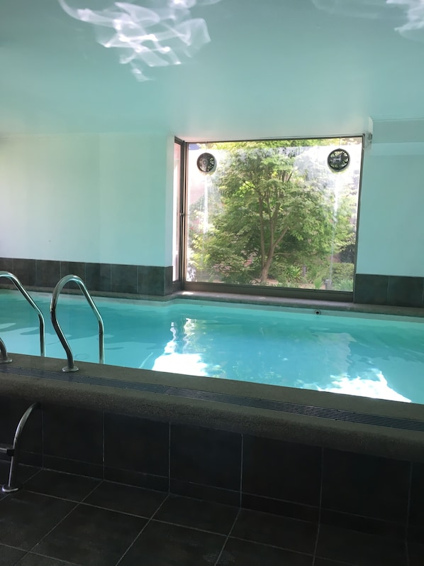 Innenpool, Außenpool (je nach Saison geöffnet)