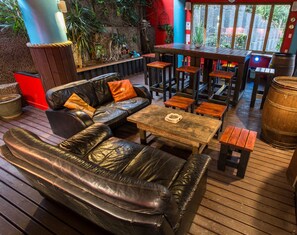 Lobby sitting area - Grafton Backpackers (Auckland)