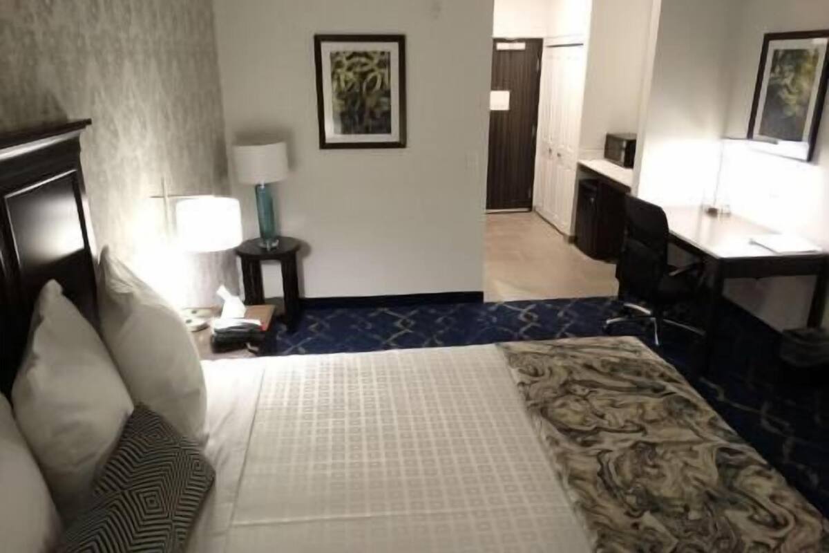 Lit avec matelas Ă plateau-coussin, bureau, rideaux dâobscurcissement