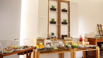 Tägliches Frühstücksbuffet (5.00 EUR pro Person)