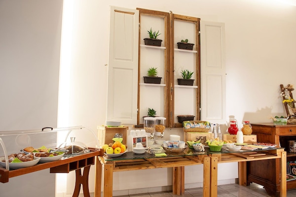 Tägliches Frühstücksbuffet (5.00 EUR pro Person)