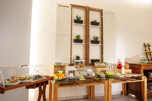 Colazione a buffet, servita tutte le mattine (5.00 EUR a persona) 