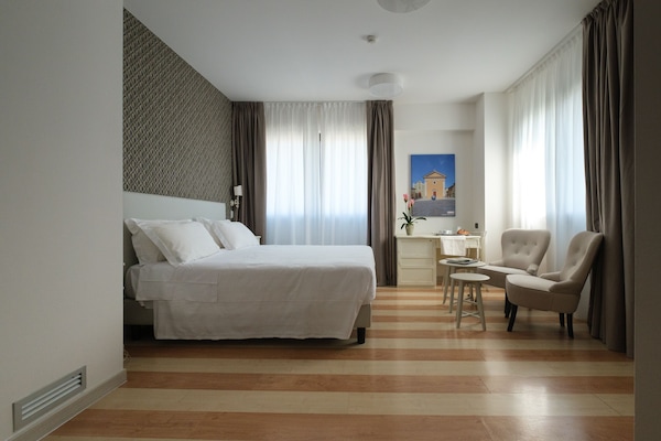 Superior Room, 1 Katil Raja (King) | Bar mini, meja, Wi-fi percuma