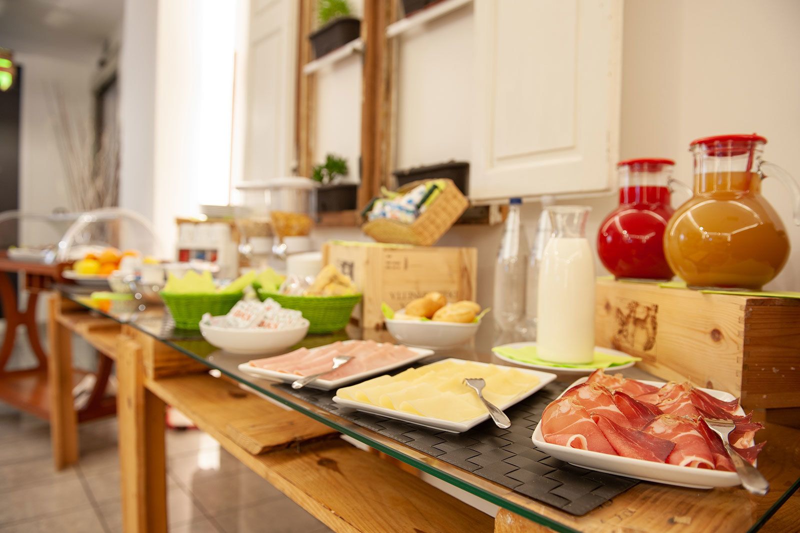 Una mesa de buffet con diversos alimentos y bebidas.
