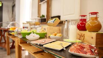 Una mesa de buffet con diversos alimentos y bebidas.