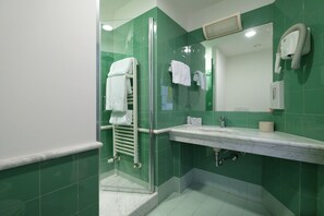 Ducha, artículos de higiene personal gratuitos, secador de pelo y bidé