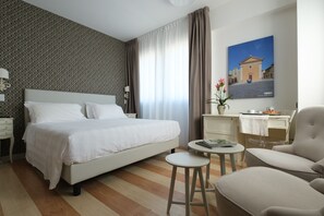 Camera Superior, 1 letto king | Minibar, una scrivania, Wi-Fi gratuito