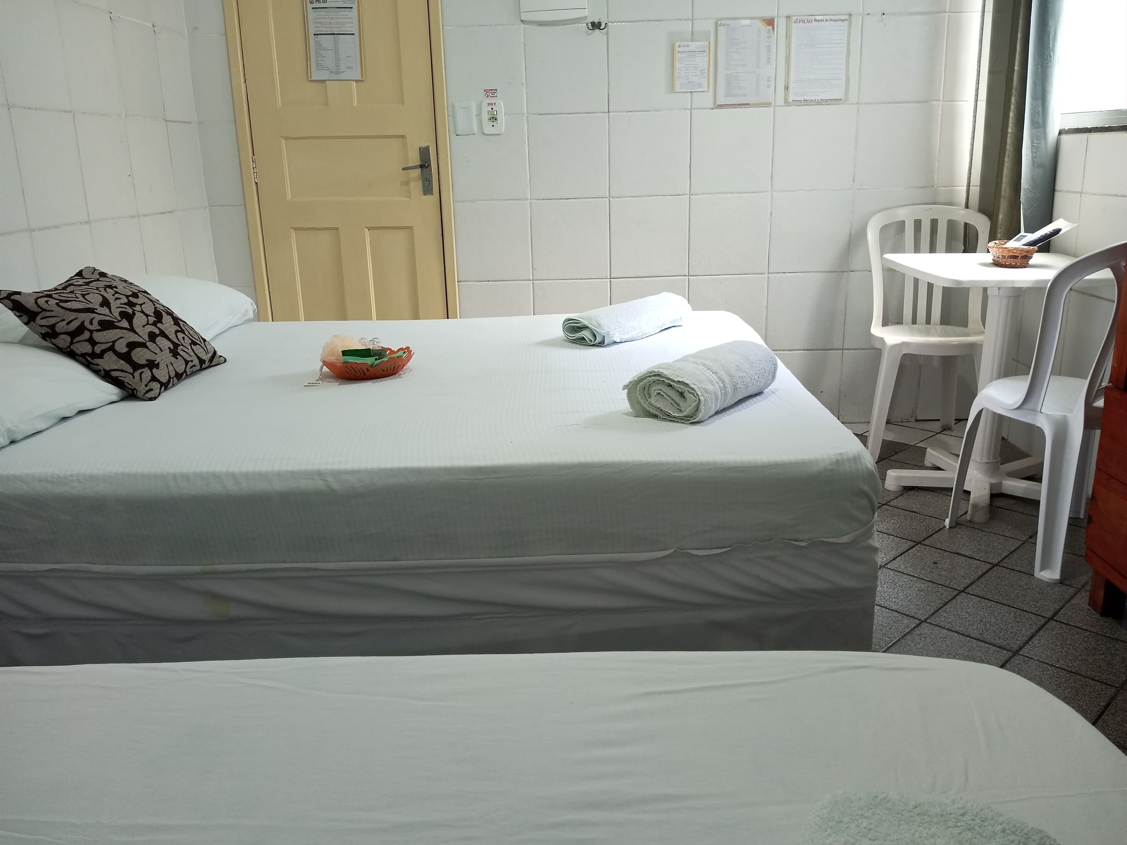 quarto triplo família -standard- uma de casal e uma de solteiro | minibar, individually decorated, desk, laptop workspace