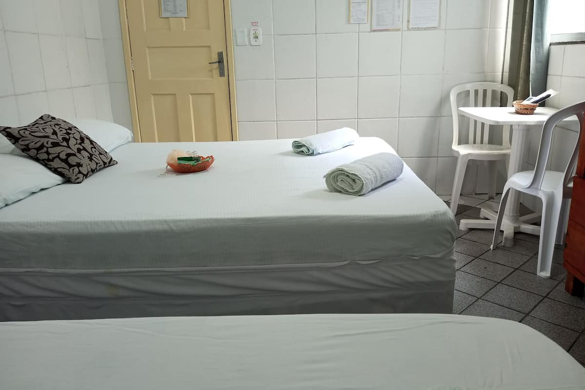 quarto triplo família -standard- uma de casal e uma de solteiro | minibar, individually decorated, desk, laptop workspace