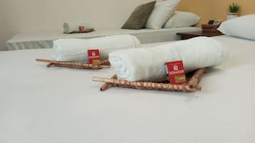 Quarto Triplo Família -Standard- uma de casal e uma de solteiro | Bar mini, dihias secara berasingan, meja, ruang kerja komputer riba
