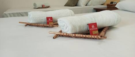 Quarto Triplo Família -Standard- uma de casal e uma de solteiro | Minibar, individually decorated, desk, laptop workspace