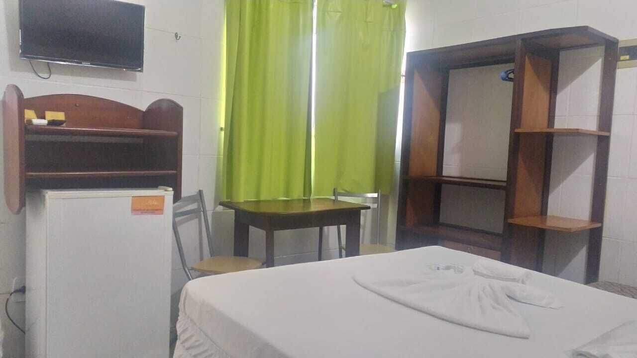 Minibar, decoración personalizada y escritorio 