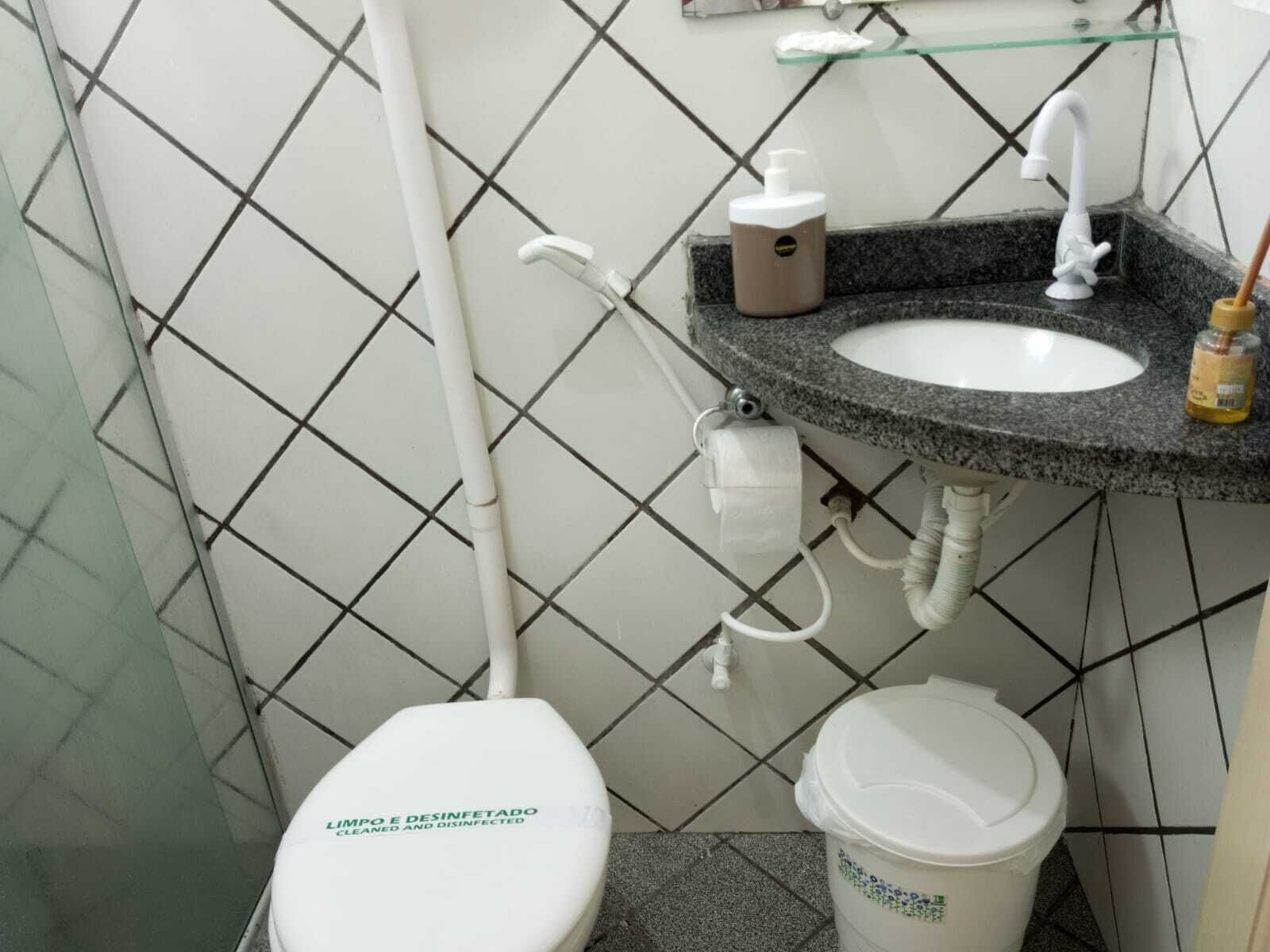 quarto triplo família -standard- uma de casal e uma de solteiro | bathroom | shower, free toiletries, hair dryer, towels