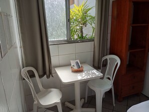 Minibar, decoración personalizada y escritorio 