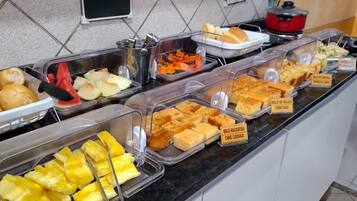Café da manhã feito na hora grátis todos os dias