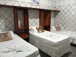 Minibar, decoración personalizada y escritorio 