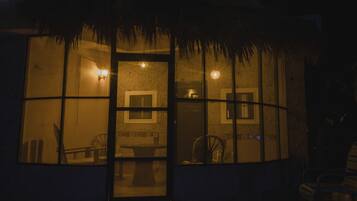 Mặt tiền nơi lưu trú - ban đêm