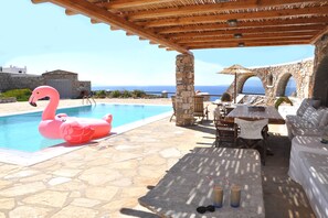 Outdoor pool - Zeus Seafront Villa (Mykonos)