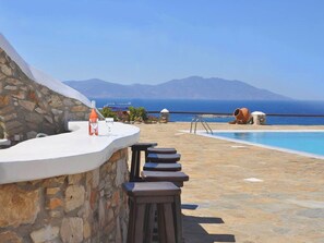 Poolside bar - Zeus Seafront Villa (Mykonos)