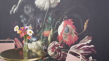 Una mesa con un jarrón de flores y un arreglo decorativo.