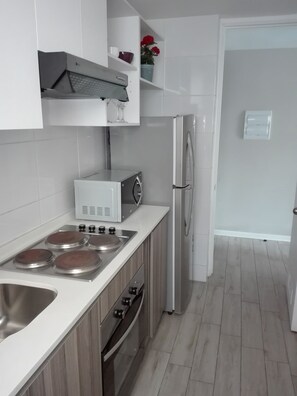 大冰箱、微波炉、烤箱、炉灶