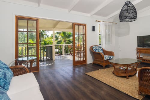 Villa panoramica, 2 camere da letto, vista piscina | Area soggiorno | TV a schermo piatto