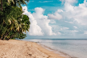 Perto da praia, areia branca, toalhas de praia