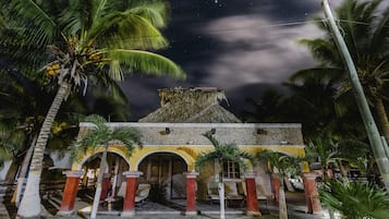 Vista frontal de la propiedad por la tarde o noche